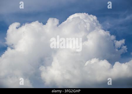 Close-up d'un nuage cotonneux blanc épais sur un ciel bleu profond. Concept pour la science atmosphérique, le changement météorologique, la pureté naturelle Banque D'Images