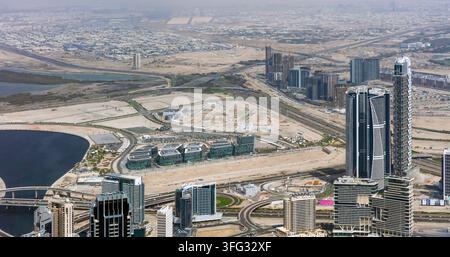 Vue aérienne sur Business Bay à Dubaï, Émirats arabes unis, regardant vers le sud/sud-est. La photographie montre le Dubai Water Canal, des résidences modernes Banque D'Images