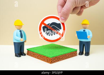 Les constructeurs se voient refuser l'autorisation de commencer la construction sur une parcelle de terrain. Problèmes législatifs. - Photomontage Banque D'Images