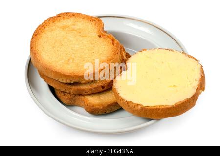 Biscuits ronds pour sandwichs sur une assiette. Au premier plan, un cracker avec du beurre. Biscottes sur fond blanc. Banque D'Images