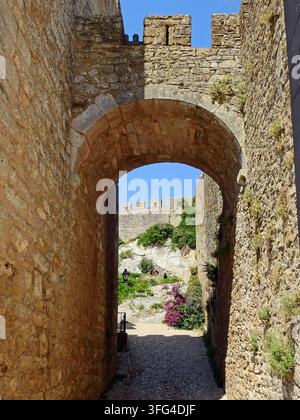 Vue des murs de fortification médiévaux depuis le centre historique d'Óbidos, au Portugal, mettant en valeur les remparts en pierre anciens, les défenses crénelées, un Banque D'Images