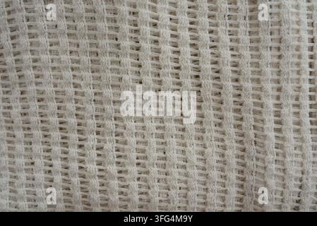 Vue détaillée d'un tissu tissé texturé dans des tons neutres. Banque D'Images
