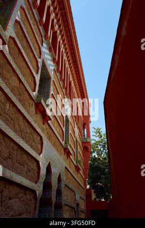 Vue en contre-plongée de la façade ornée d'un bâtiment rouge Banque D'Images