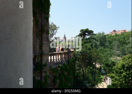 Deux amis profitant d'une journée ensoleillée sur un balcon de pierre pittoresque Banque D'Images