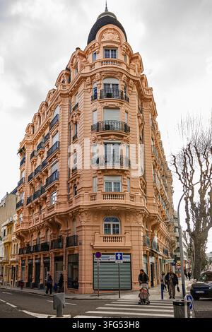 Façade d'angle d'un bâtiment rose saumon à Nice Banque D'Images