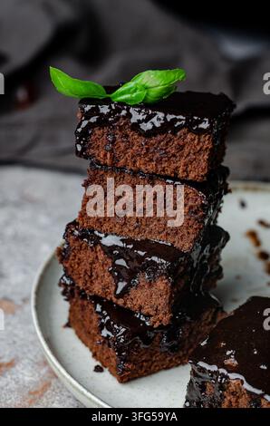 Gâteau au chocolat dans une assiette, Pile de brownies au chocolat faits maison Banque D'Images