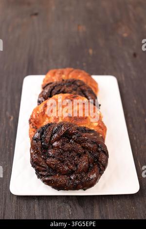 Roti Merak Bandung, Pain au levain aux pépites de chocolat double et à la pâte fromagère. Sur une assiette blanche Banque D'Images