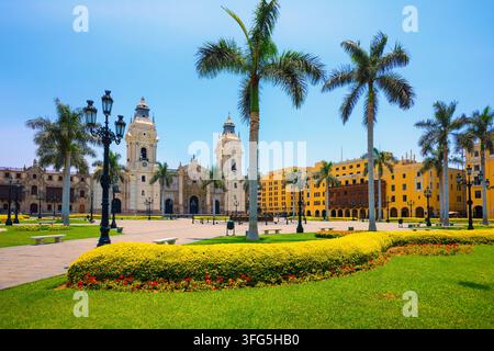La place Plaza de Armas et la cathédrale de Lima dans le centre historique de la vieille ville de Lima, au Pérou Banque D'Images