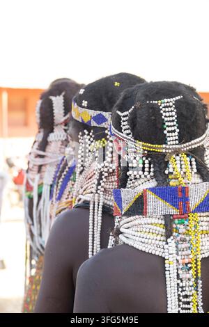 Trois femmes Handa vues de dos portant des coiffes et des colliers perlés, province de Huila, Hoque, Angola Banque D'Images