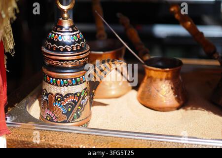 Cafetière et tasses traditionnelles sur un étal de marché Banque D'Images
