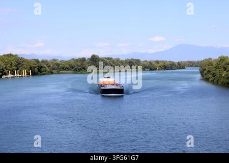 Une péniche sur le Rhône près d'Avignon, France Banque D'Images