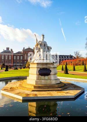 Statue de la reine Victoria dans les jardins du Kensington Palace - Londres, Angleterre Banque D'Images