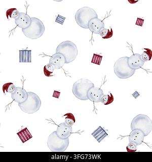Motif sans couture répétitif d'un bonhomme de neige en aquarelle portant des chapeaux rouges. Ornement de fête d'hiver avec des boîtes-cadeaux dessinées à la main en motifs à rayures rouges et bleues Banque D'Images