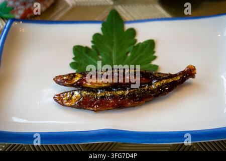 Plat traditionnel de Hokkaido connu sous le nom de Shishamo kanroni, un plat de lanterneaux doux et salé mijoté dans une sauce sucrée faite de saké, mirin, sucre et sauce soja Banque D'Images