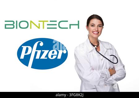 Jeune médecin femme avec stéthoscope, 30, 35 ans, brune, taches de rousseur, découpe, espace de copie, logo, Biontech, Pfizer, entreprise pharmaceutique, Baden- Banque D'Images