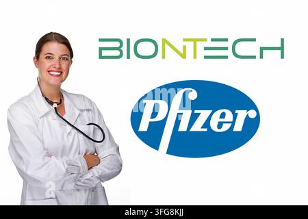 Jeune médecin femme avec stéthoscope, 30, 35 ans, brune, coupe courte, taches de rousseur, Biontech, Pfizer, entreprise pharmaceutique, vaccin, Covid-19, Bad Banque D'Images