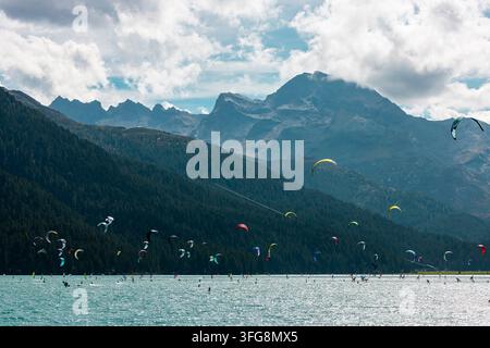 Lac de Silvaplana dans l’Engadine supérieure. Le lac est populaire auprès des kitesurfeurs et des windsurfeurs, surtout en raison du vent fort et régulier de Maloja Banque D'Images