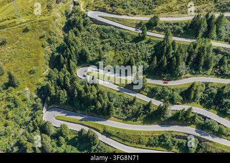 Côté nord du Spluegen. Le col du Spluegen se situe à une altitude de 2 114 mètres au-dessus du niveau de la mer et relie Spluegen à Rheinwald, dans le ca suisse Banque D'Images