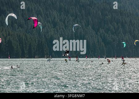 Lac de Silvaplana dans l’Engadine supérieure. Le lac est populaire auprès des kitesurfeurs et des windsurfeurs, surtout en raison du vent fort et régulier de Maloja Banque D'Images