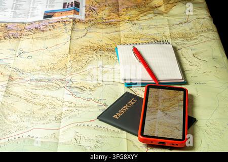 Planification de voyage avec carte, passeport, smartphone et cahier Banque D'Images