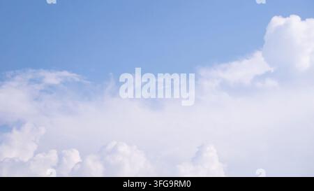 Majestueux nuages cumulus blancs flottant dans un ciel bleu clair Banque D'Images