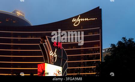 Hôtel et casino Wynn Macau illuminé au crépuscule sur la péninsule de Macau, Chine Banque D'Images