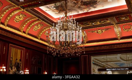 Grand lustre en cristal et intérieur orné rouge et or au The Parisian Macao à Cotai, Macao, Chine Banque D'Images