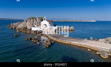 Petite église d'Agios Isidoros dans la mer au-dessus des rochers, île de Chios, Grèce. Banque D'Images