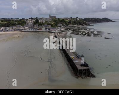 Vue aérienne par drone des fermes d'huîtres sous-marines à Cancale, en Bretagne, exposées lors de la marée basse, aquaculture durable traditionnelle et production de Premi Banque D'Images