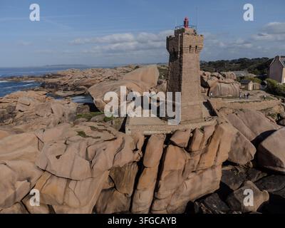 Vue aérienne, phare de Ploumanac'h et château de Costaeres, formation rocheuse emblématique en granit rose sur la Côte de Granit Rose, en Bretagne. Massif b Banque D'Images