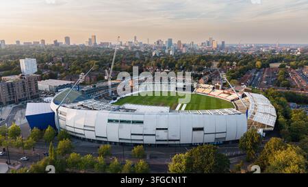 Stade de cricket d'Edgbaston en cours de rénovation avec la skyline de Birmingham au loin, photographié par drone à la lumière du soir Banque D'Images