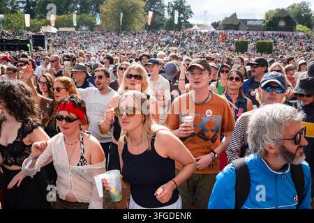 JEUNE FOULE PROFITANT D'UN FESTIVAL DE MUSIQUE ESTIVAL, REPORTAGE, GREEN MAN FESTIVAL 2026, BRECON, WALES, UK, 2026 : Une foule grande et diverse, principalement composée de jeunes, nombreux portant des lunettes de soleil et une mode décontractée, regardent et dansent lors d'un festival de musique en plein air par une journée ensoleillée. Photo : Rob Watkins. INFO : Le Green Man Festival se tient dans les monts Brecon en août. Il célèbre la musique alternative, les arts, la littérature, la science et une culture familiale dans un magnifique cadre montagneux. L'événement de 2026 a eu lieu pendant des orages à la fin d'une longue vague de chaleur et d'une sécheresse. Banque D'Images