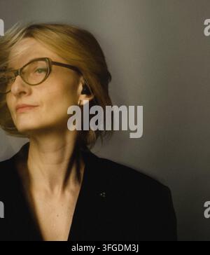 Portrait d'une femme blonde portant un blazer noir Banque D'Images