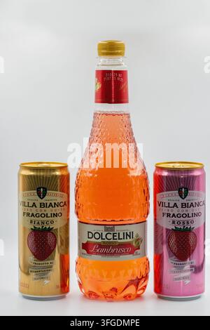 Kyiv, Ukraine - 3 mai 2025 : bouteille de Dolcettini Rosso Lambrusco avec des canettes Villa Bianca Fragolino Bianco et Rosso, exposées ensemble en gros plan sur un blanc Banque D'Images