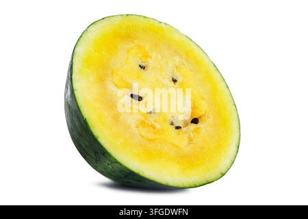 Melon jaune frais coupé isolé sur fond blanc Banque D'Images