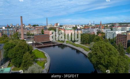 Photographie aérienne par drone haute résolution du célèbre barrage de Tammerkoski et de la centrale hydroélectrique située dans le centre-ville de Tampere, en Finlande. Urbain pittoresque Banque D'Images