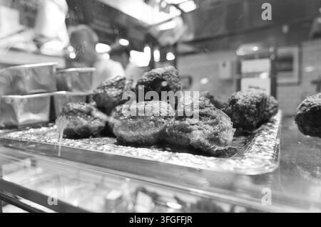 Close-up en noir et blanc de frikadeller danoises sur un plateau au comptoir de Slagter Lund à Torvehallerne KBH Banque D'Images