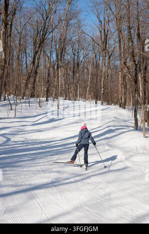 Fille skiant sur une piste préparée dans le parc Gatineau près d'Ottawa, Parc Gatineau, Québec, Canada Banque D'Images
