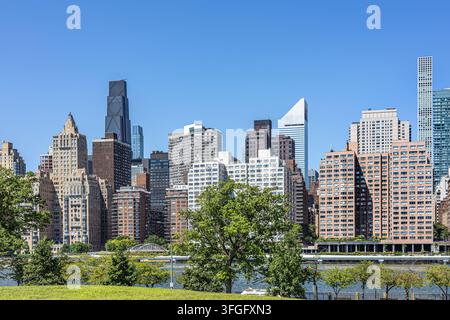 Ciel urbain de Midtown East Manhattan vu depuis Roosevelt Island, New York City, New York, États-Unis Banque D'Images