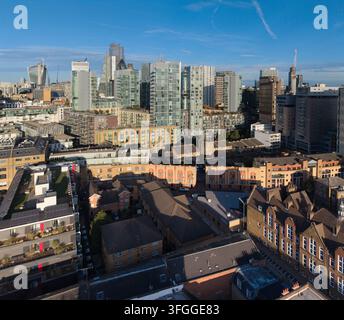 Vue aérienne d'Aldgate et Whitechapel, à Londres, mettant en évidence des gratte-ciel modernes tels que le Gherkin et le Walkie Talkie dominant le toit historique d'Aldgate Banque D'Images