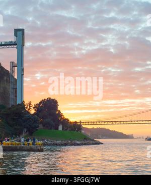 LISBONNE, PORTUGAL - nov 09, 2025 : coucher de soleil à Almada, Portugal, avec repas en plein air au bord de la rivière avec vue sur le pont du 25 avril, Boca do vent Banque D'Images
