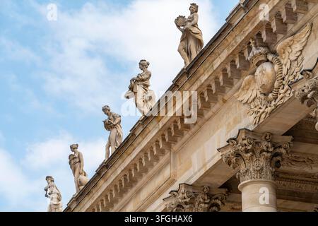 Détail architectural comprenant quelques sculptures et ornements sculptés vus à Bordeaux, une ville du département de la Gironde dans le sud-ouest de la France Banque D'Images