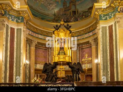 Tindari, ME - IT - 4 sep. 2026 : Une vue intérieure de l’autel de l’église Santuario della Madonna Nera di Tindari, montrant un baldaquin doré abritant la Bla Banque D'Images