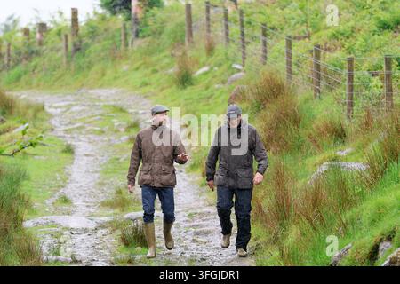 Photo d’archive datée du 12/06/25 du Prince de Galles lors d’une visite à Tor Bog, une zone de tourbière restaurée sur le Dartmoor. Le Prince doit lancer un nouveau fonds de régénération la semaine prochaine pour aider la communauté rurale isolée à côté de la prison de Dartmoor. William visitera Princetown mardi pour dévoiler le Princetown Community Fund – qui mettra au moins 250 000 £ à disposition pour soutenir des projets sociaux, économiques et environnementaux menés localement dans le village du moorland. Date de publication : dimanche 13 septembre 2026. Banque D'Images