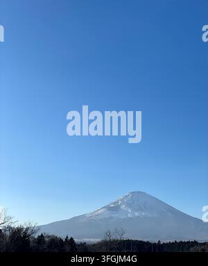 Mont Fuji enneigé sous un ciel bleu clair vu depuis Gotemba, Shizuoka, Japon Banque D'Images