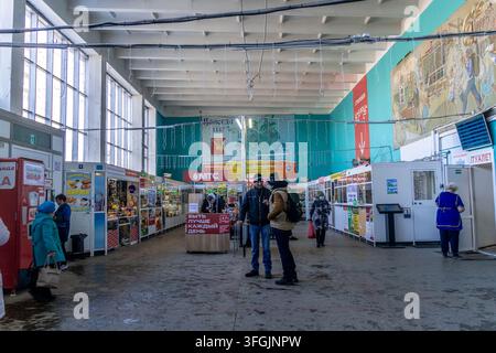Intérieur de la gare de Vologda, un espace public de l'ère soviétique reflétant l'ampleur et la fonction quotidienne du transport ferroviaire en Russie. Banque D'Images