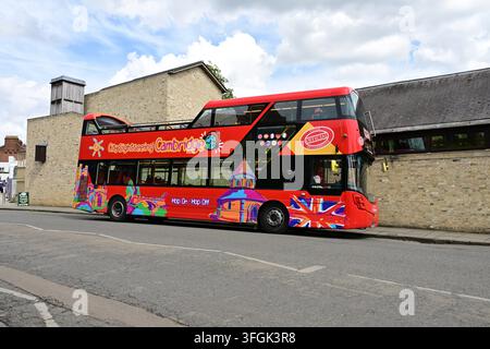 Bus de visite à deux étages rouge vif avec graphismes de Cambridge garé dans la rue aujourd'hui. Banque D'Images