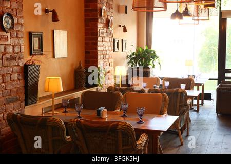 Intérieur de café luxuriant et rempli de plantes avec des éléments de conception durables Banque D'Images
