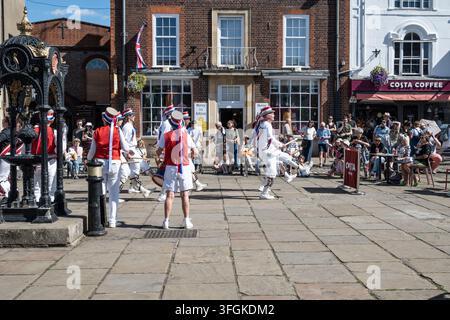 Danseurs Morris exécutant des danses traditionnelles sur la place du marché près de l'hôtel de ville pendant le Wallingford BunkFest dans l'Oxfordshire. Banque D'Images