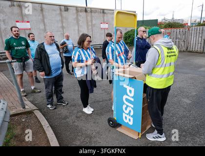 Coventry, Royaume-Uni. 13 sept., 2026. Les fans font la queue pour acheter des programmes du jour du match avant le match Coventry City contre Brighton and Hove Albion en Premier League à la Coventry Building Society Arena, Coventry. Le crédit de l'image doit être indiqué comme suit : Cody Froggatt/Sportimage Credit: Sportimage Ltd/Alamy Live News Banque D'Images